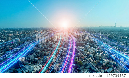 都市風景と未来へと伸びる光の帯 129739587