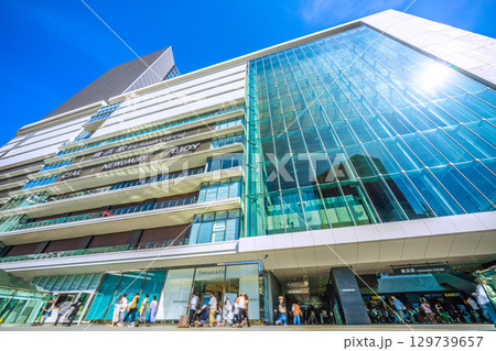 日本の横浜都市景観8月17日。横浜駅やJR横浜タワーなどを望む 129739657