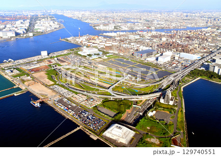 京浜工業地帯(浮島)周辺、横浜みなとみらい方面を望む(神奈川県川崎市)【2025.7】 129740551