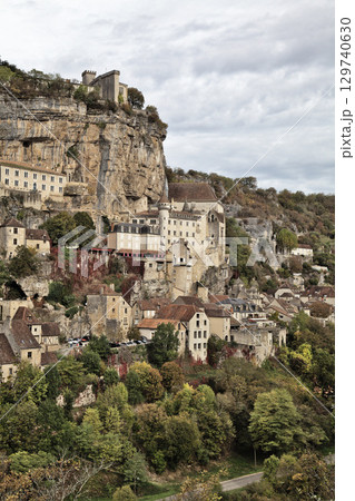 Historic buildings of Rocamadour perched on cliffs, Occitan, France Historic buildings of Rocamadour perched on cliffs, Occitan, France 129740630