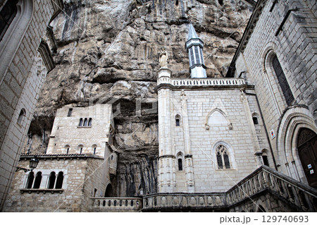 Historic buildings of Rocamadour perched on cliffs, Occitan, France Historic buildings of Rocamadour perched on cliffs, Occitan, France 129740693