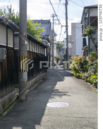 古い住宅街の街並みと路地 129740736