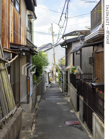古い住宅街の街並みと路地 129740741