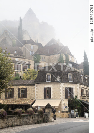 Picturesque Beynac-et-Cazenac village in France shrouded in morning fog 129740761