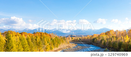 爽やかな秋の北海道美瑛町を流れる美瑛川と紅葉風景 爽やかな秋の北海道美瑛町を流れる美瑛川と紅葉風景 129740969