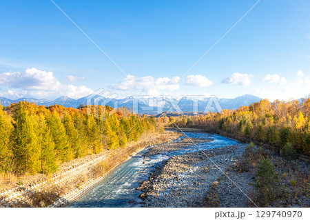 爽やかな秋の北海道美瑛町を流れる美瑛川と紅葉風景 爽やかな秋の北海道美瑛町を流れる美瑛川と紅葉風景 129740970