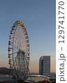 夕暮れの関門海峡に面した観覧車 129741770