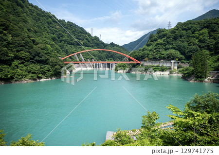 宇奈月ダムと湖面橋 宇奈月ダムと湖面橋 129741775