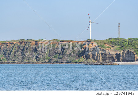 千葉県銚子市　有名な観光地　断崖絶壁が続く屏風浦と風力発電機 129741948