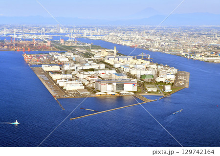 京浜工業地帯(東扇島)周辺、横浜みなとみらい方面を望む(神奈川県川崎市)【2025.7】 129742164