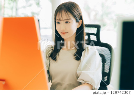 授業でパソコンを使う大学生 授業でパソコンを使う大学生 129742307