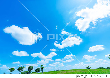 青空と雲と草原 129742361