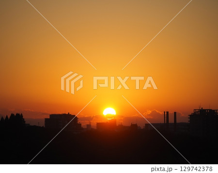 街に沈みゆく太陽 129742378