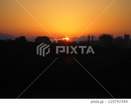 街に沈みゆく太陽 街に沈みゆく太陽 129742384