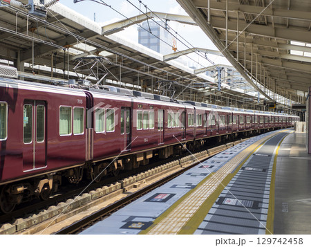 阪急川西能勢口駅に停車した大阪梅田行きの電車 129742458