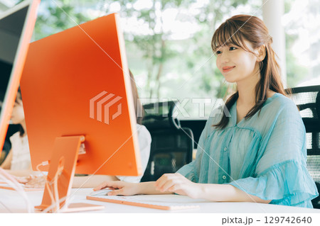 オフィスで働く若い女性 129742640