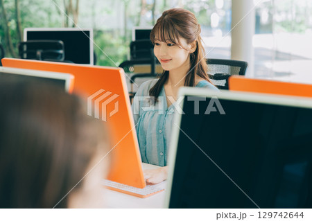 オフィスで働く若い女性 オフィスで働く若い女性 129742644