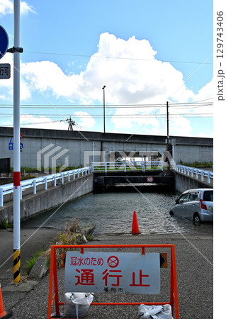 大雨の影響で冠水し通行止めになったアンダーパス道路 大雨の影響で冠水し通行止めになったアンダーパス道路 129743406