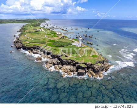 ドローン空撮した南の島の岬と青い海と灯台 ドローン空撮した南の島の岬と青い海と灯台 129743828