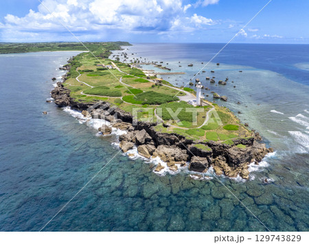 ドローン空撮した南の島の岬と青い海と灯台 ドローン空撮した南の島の岬と青い海と灯台 129743829