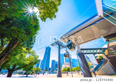 日本の横浜都市景観 YOKOHAMA AIR CABIN運河パーク駅から横浜ランドマークタワーなど… 129743890