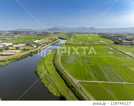 ドローン空撮した小郡市陸上競技場、野球場、川と水田 129744117