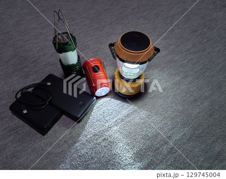 災害時に使用するモバイルバッテリーとランタン（左寄せ） 129745004