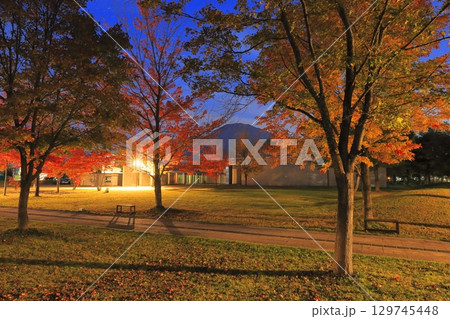 北海道俱知安町に在るマジックアワーの小川原修記念美術館の紅葉と羊蹄山 北海道俱知安町に在るマジックアワーの小川原修記念美術館の紅葉と羊蹄山 129745448
