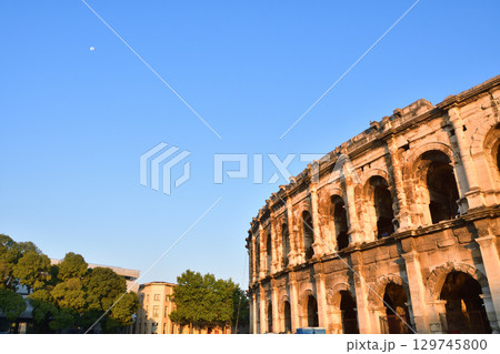 月が見える夜明けのニーム円形闘技場と夏の澄んだ空(フランス/2025年8月13日撮影) 月が見える夜明けのニーム円形闘技場と夏の澄んだ空(フランス/2025年8月13日撮影) 129745800