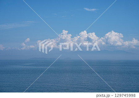 海に浮かぶ島と雲 129745998