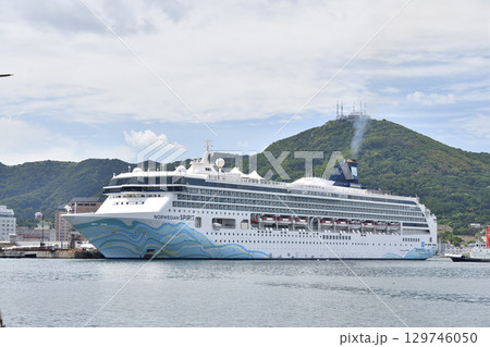 夏の北海道函館市函館港に寄港するノルウェージャン・スピリット号の風景を撮影 129746050