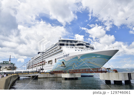 夏の北海道函館市函館港に寄港するノルウェージャン・スピリット号の風景を撮影 129746061