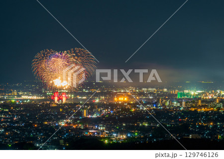 夏の風物詩　花火大会風景　熊本県の展望から観える江津湖花火大会 129746126