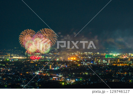 夏の風物詩 花火大会風景 熊本県の展望から観える江津湖花火大会 夏の風物詩 花火大会風景 熊本県の展望から観える江津湖花火大会 129746127