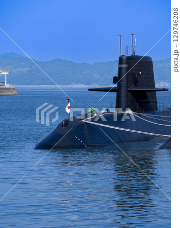 夏の青空と海に浮かぶ潜水艦の横顔（呉港） 129746208