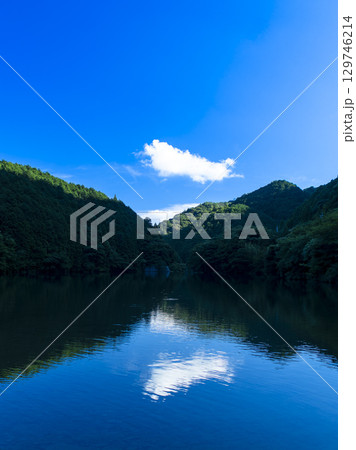 山間に浮かぶ雲と湖面に映る夏空の風景(一ノ俣桜公園) 山間に浮かぶ雲と湖面に映る夏空の風景(一ノ俣桜公園) 129746214