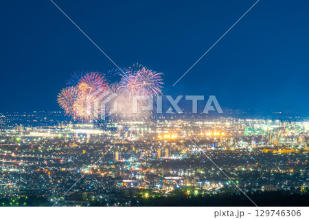 夏の風物詩 花火大会風景 阿蘇郡の展望から観える熊本市街地夜景と江津湖花火大会風景 夏の風物詩 花火大会風景 阿蘇郡の展望から観える熊本市街地夜景と江津湖花火大会風景 129746306