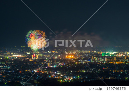 夏の風物詩 花火大会風景 阿蘇郡の展望から観える熊本市街地夜景と江津湖花火大会風景 夏の風物詩 花火大会風景 阿蘇郡の展望から観える熊本市街地夜景と江津湖花火大会風景 129746376