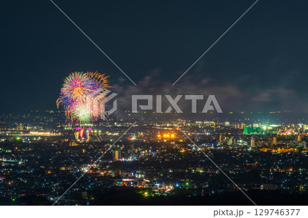 夏の風物詩 花火大会風景 阿蘇郡の展望から観える熊本市街地夜景と江津湖花火大会風景 夏の風物詩 花火大会風景 阿蘇郡の展望から観える熊本市街地夜景と江津湖花火大会風景 129746377