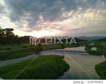 夕暮れに染まる川辺の風景 129746941