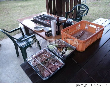 静かな自然の中で迎えるごちそうの時間 129747583