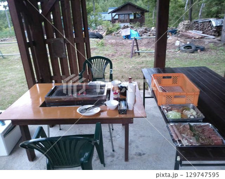 静かな自然の中で迎えるごちそうの時間 129747595