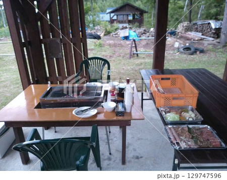 静かな自然の中で迎えるごちそうの時間 129747596