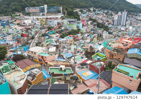 上空からみた甘川村のカラフルな住宅街 上空からみた甘川村のカラフルな住宅街 129747614