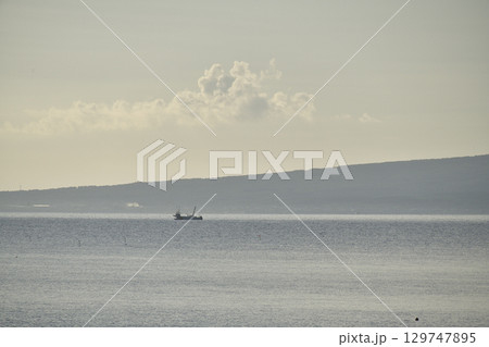 夏の北海道八雲町から砂原岳のすそ野と漁船の風景を撮影 129747895