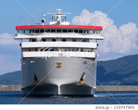 両津港に入港するときわ丸 129747960