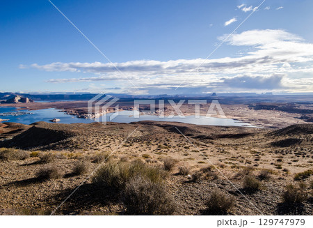 アメリカ、2月早朝ののユタ州のレイクパウエル アメリカ、2月早朝ののユタ州のレイクパウエル 129747979