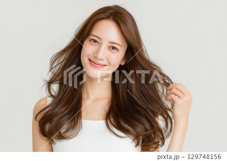 うわふわウエーブヘアの女性 うわふわウエーブヘアの女性 129748156