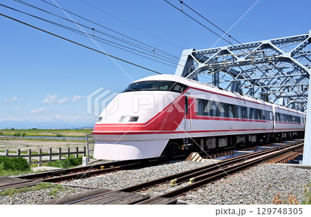 鉄道　私鉄：東武日光線　特急けごん21号　100系 129748305