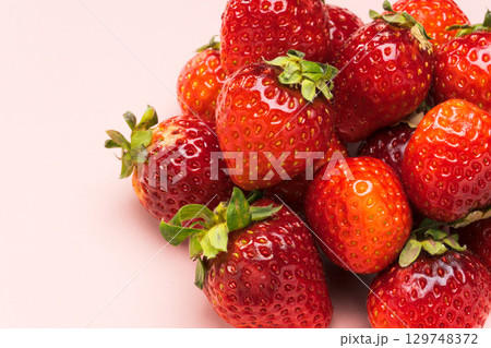 ピンク背景に並んだ新鮮ないちご ピンク背景に並んだ新鮮ないちご 129748372